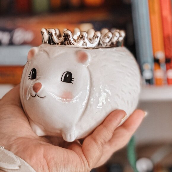Happy Hedgehog Queen ceramic planter jar, Charmed Aroma - Picture 4 of 6